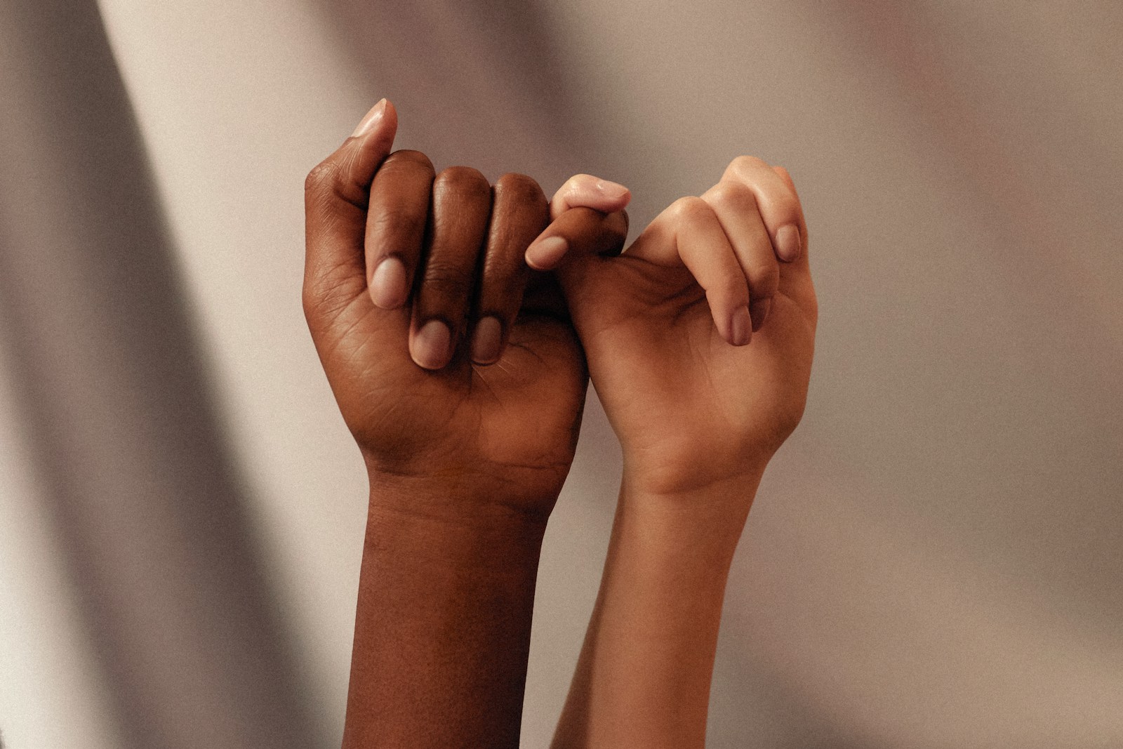 Campagne Pour La lutte contre le Cancer et pour les Orphelins persons hand with white manicure